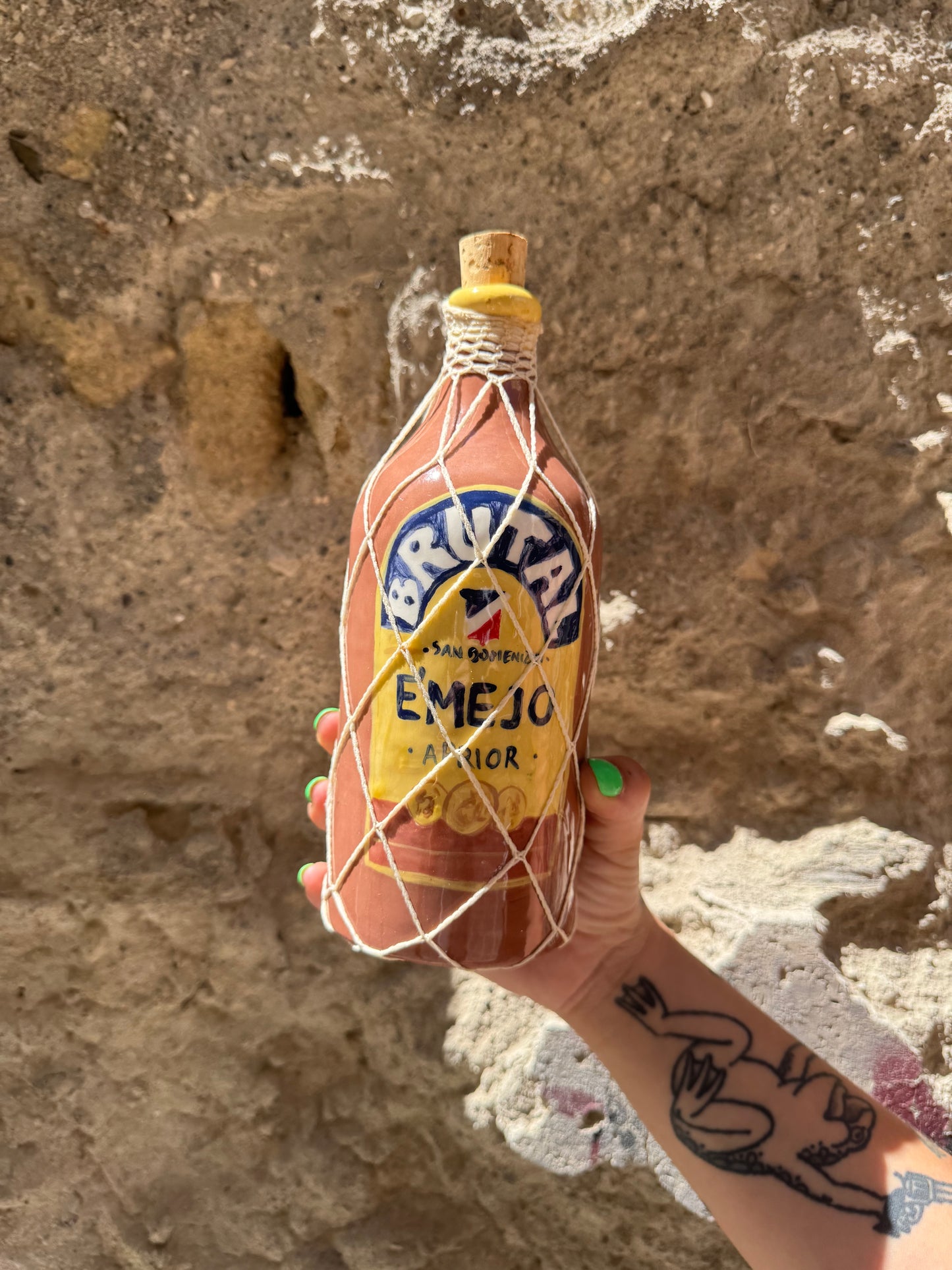 Bottiglia di Brutal Ron di Oilloc2, liquore artigianale con etichetta dettagliata, su sfondo neutro.