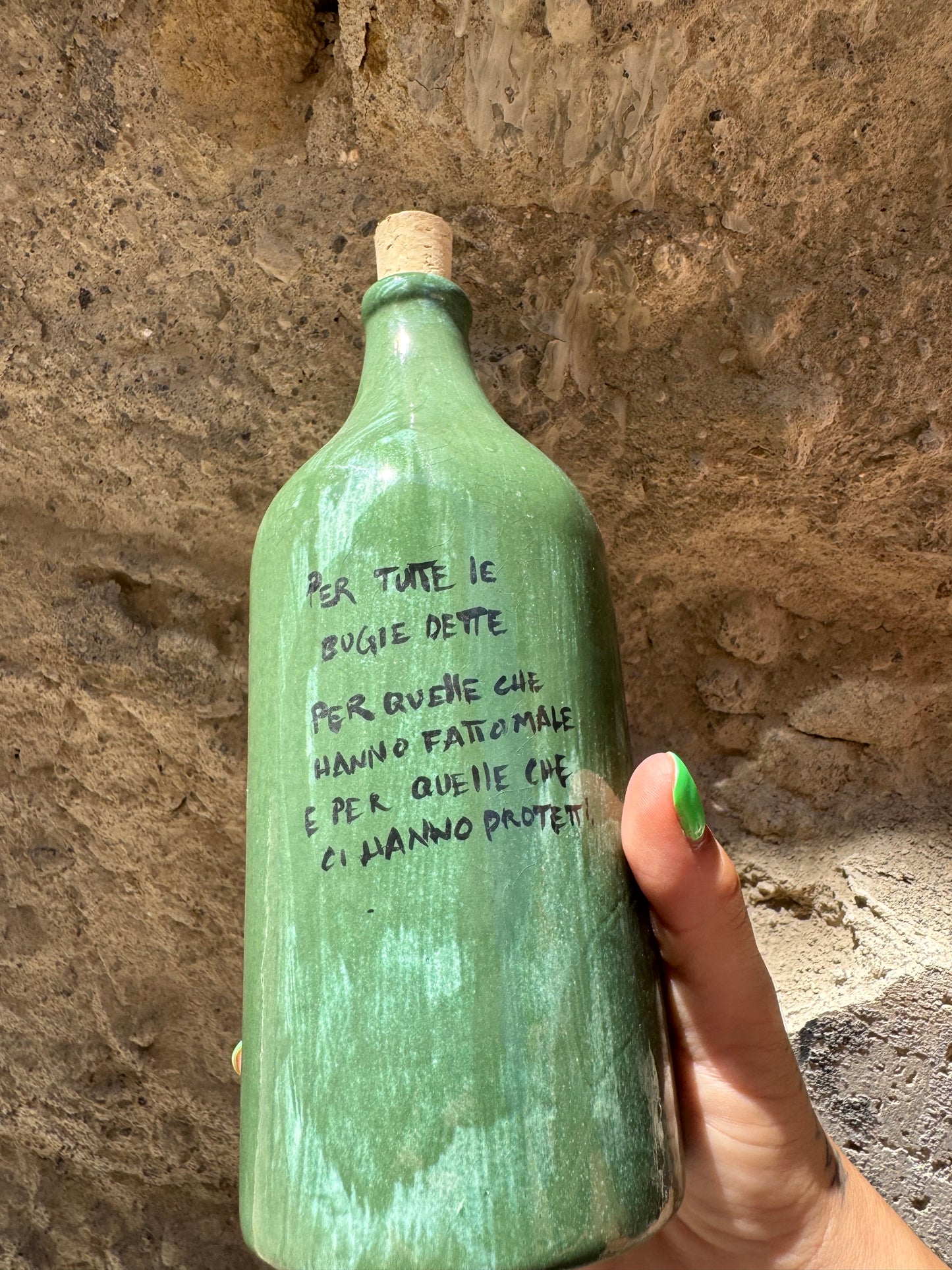 Siero Verita di Oilloc2, bottiglia con contagocce, mostra il prodotto per la cura della pelle in un'immagine chiara.