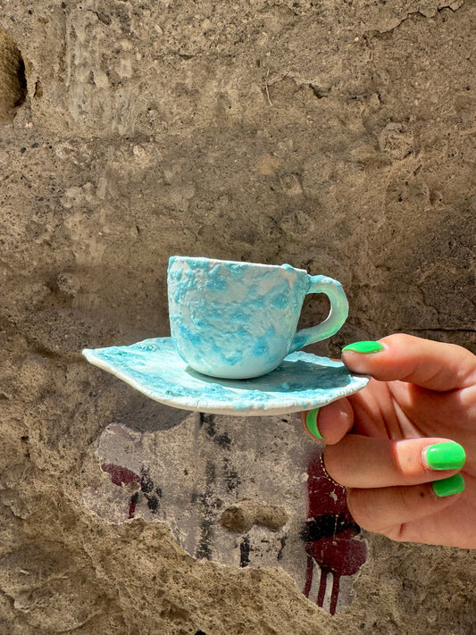 Tazzina Mare Oilloc2, ceramica blu con decorazioni marine, visibile con dettagli delle onde e motivi marini sulla superficie.