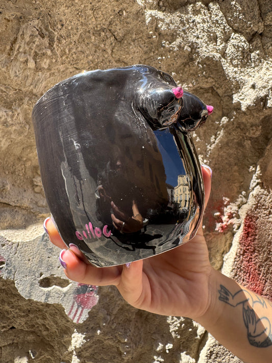 Vaso Nero Boobs di Oilloc2, decorativo in ceramica con forma di seni femminili, su sfondo chiaro.