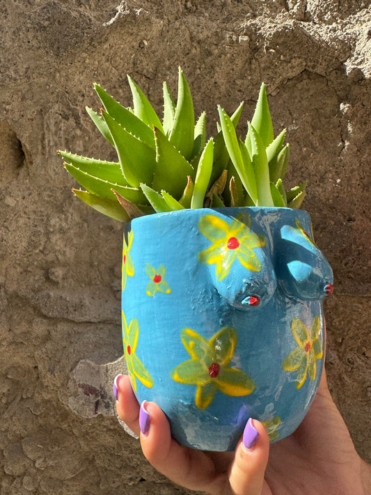 Vaso Boobs azzurro di Oilloc2, decorativo in ceramica con forma di seni femminili, su sfondo neutro