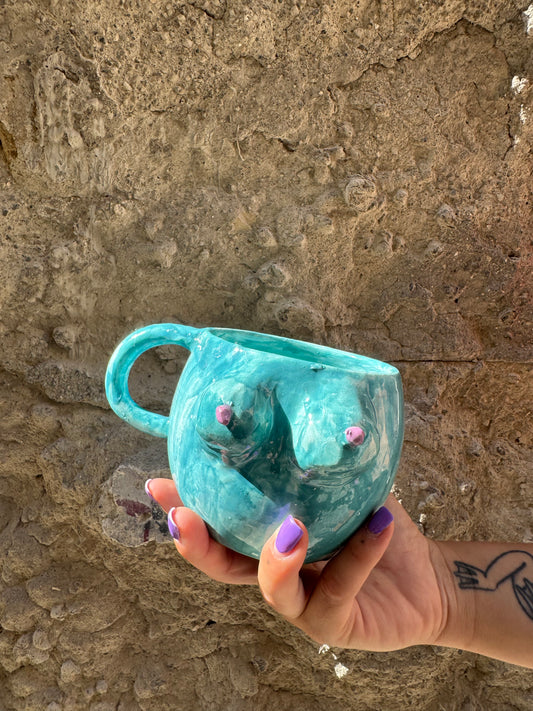 Tazza Boobs Ciano Oilloc2 con grafica a forma di seni, ceramica colorata e dettagli vivaci, vista frontale.