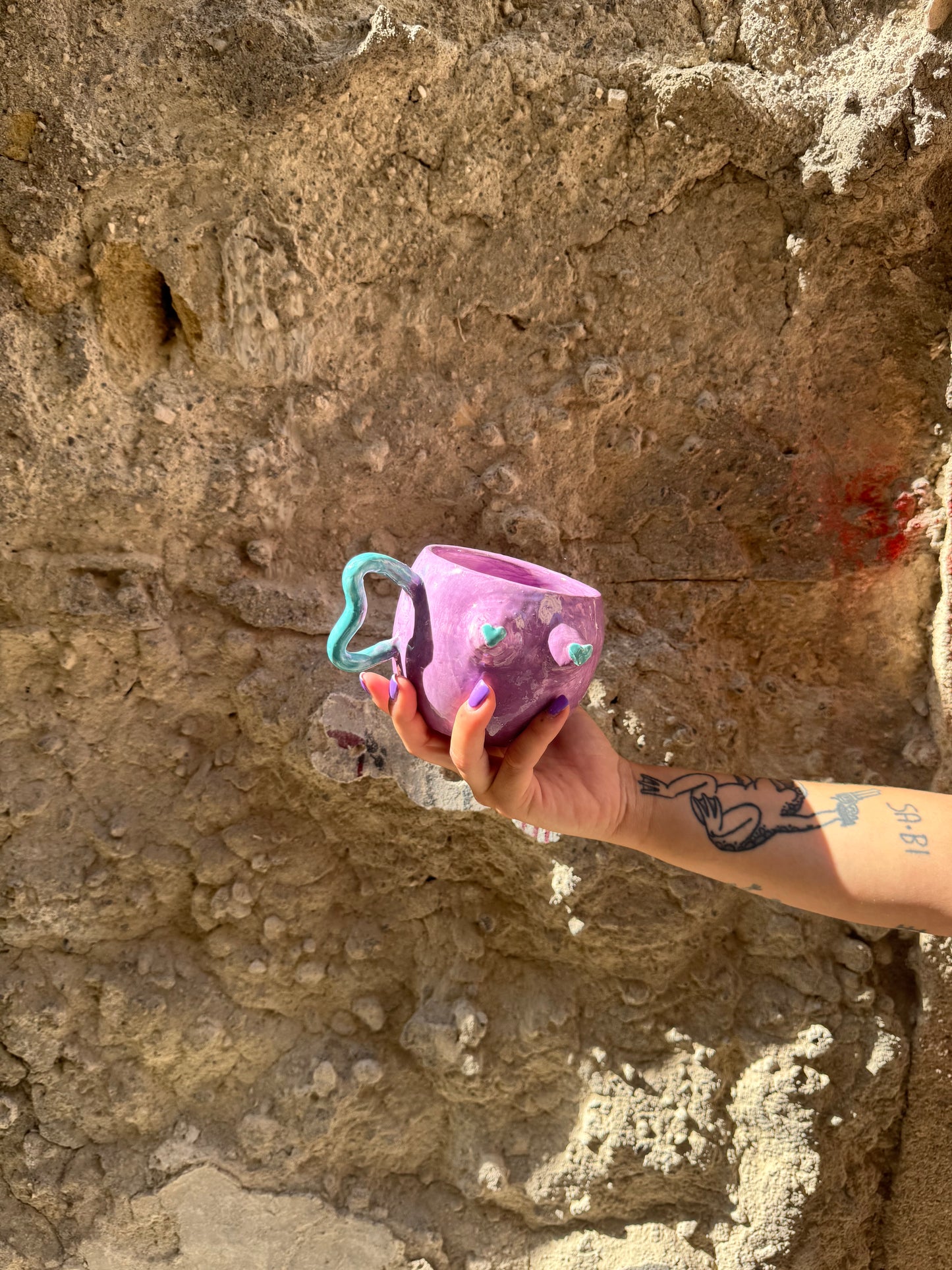 Tazza rosa con stampa Boobs Oilloc2, ceramica decorativa con motivo divertente, visibile da fronte e dettaglio della stampa.