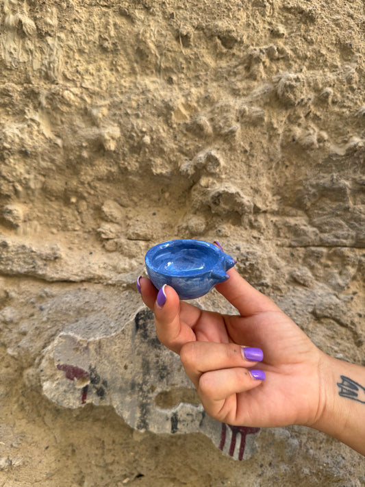 Tazzina Boobs Shot Blu di Oilloc2, tazza in ceramica con stampa di seni femminili in blu, dettagli artistici e moderno design.