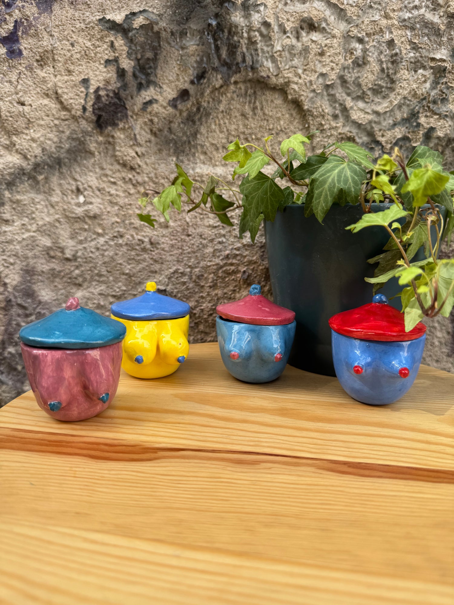 Set di tazzine Oilloc2 con design a forma di seni, perfetto per la colazione o il tè, con dettaglio artistico e originale.