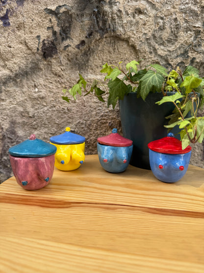 Set di tazzine Oilloc2 con design a forma di seni, perfetto per la colazione o il tè, con dettaglio artistico e originale.