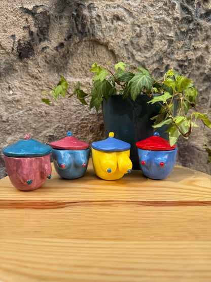 Set di tazzine Oilloc2 Boobs con design originale, in ceramica bianca con decorazioni a forma di seni femminili.