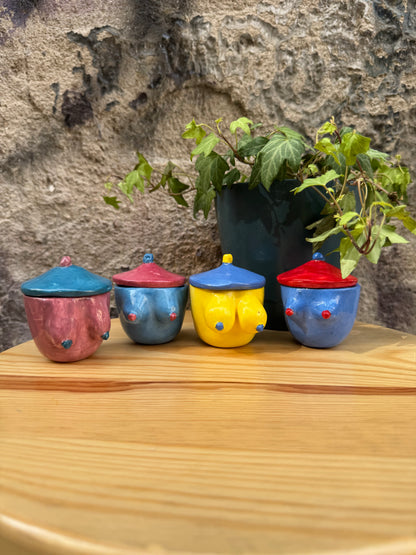 Tazzine Oilloc2 Boobs Set con manici a forma di seno, in ceramica bianca, visibili su sfondo neutro.