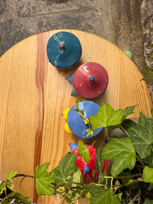Set di tazzine Boobs di Oilloc2 con manici a forma di seni, perfette per colazioni divertenti e originali.