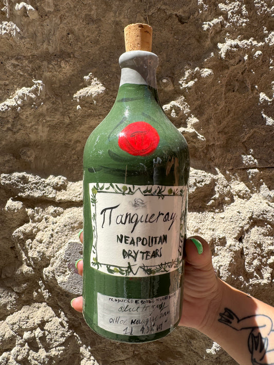 Lacrime secche Manqueray Neapolitan Dry Tears di Oilloc2, bottiglia con etichetta colorata e liquido trasparente in un bicchiere
