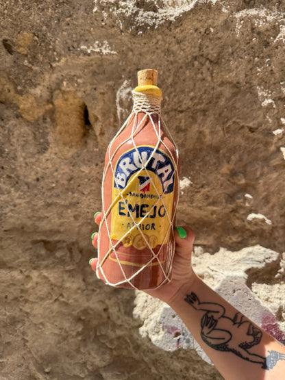 Bottiglia di Brutal Ron di Oilloc2, liquore artigianale con etichetta dettagliata, su sfondo neutro.