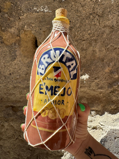 Brutal Ron Oilloc2, bottiglia di liquore con etichetta colorata e dettagli artistici, vista frontale su sfondo neutro.