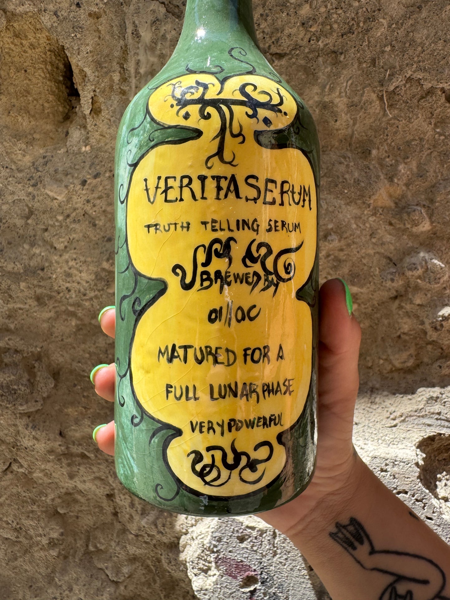 Siero Verita di Oilloc2 in bottiglia con contagocce, per cura della pelle e idratazione naturale.