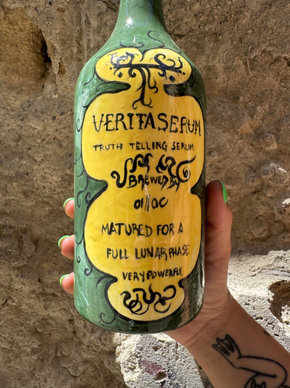 Siero Verita di Oilloc2 in bottiglia con contagocce, per cura della pelle e idratazione naturale.