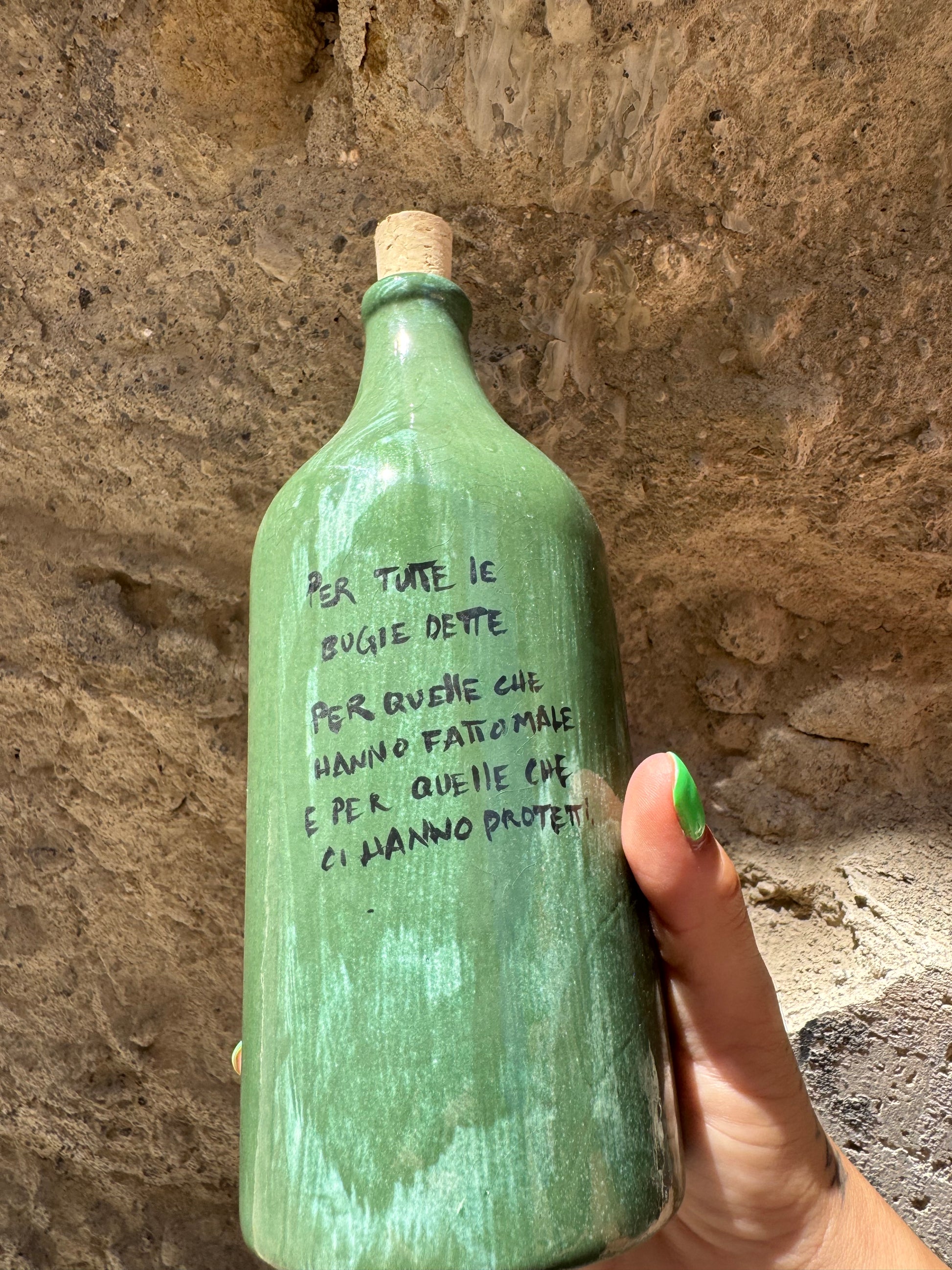 Siero Verita di Oilloc2, bottiglia con contagocce, mostra il prodotto per la cura della pelle in un'immagine chiara.