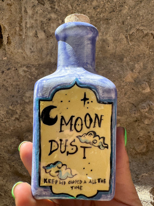 Filtro Moon Dust di Oilloc2, visibile in primo piano, con dettagli delle particelle e design elegante, per uso con prodotti cosmetici.