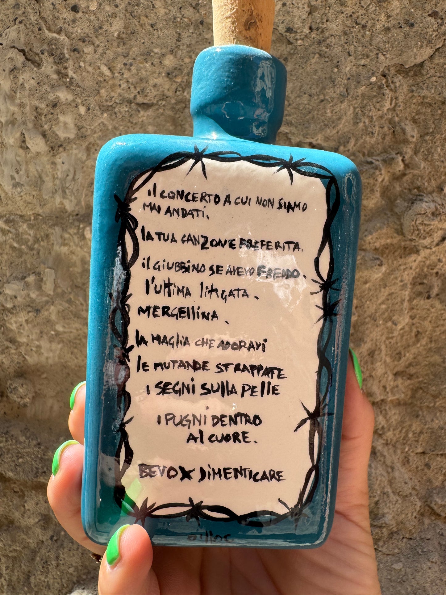 Bicchiere di alcolico malconico di Oilloc2 con dettaglio di bottiglia e bicchiere su sfondo neutro.