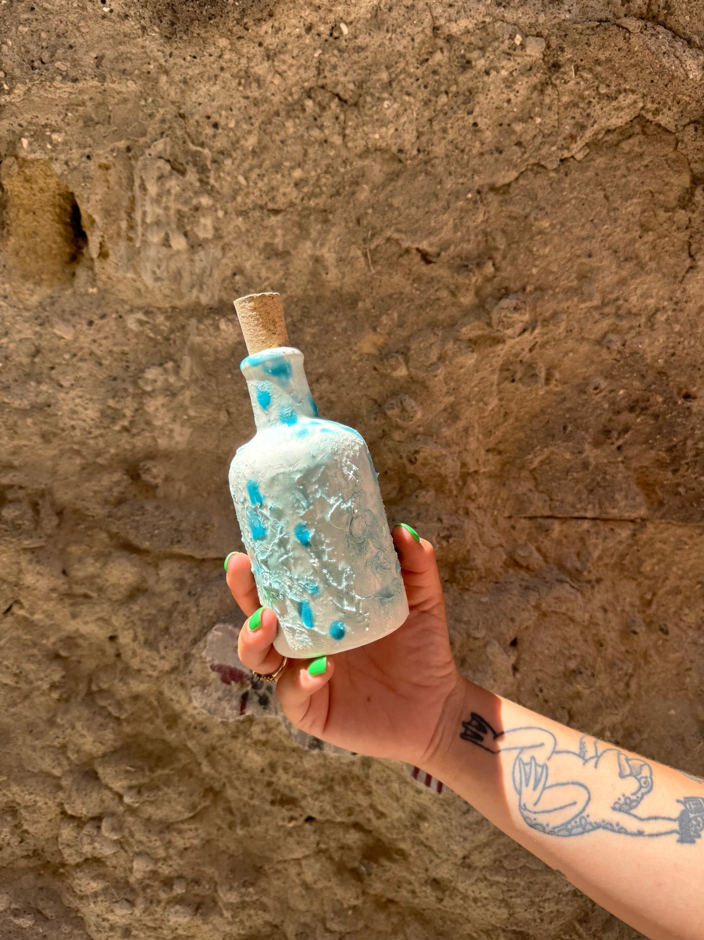 Bottiglia wave Oilloc2 in vetro trasparente con design ondulato, ideale per acqua o bevande.