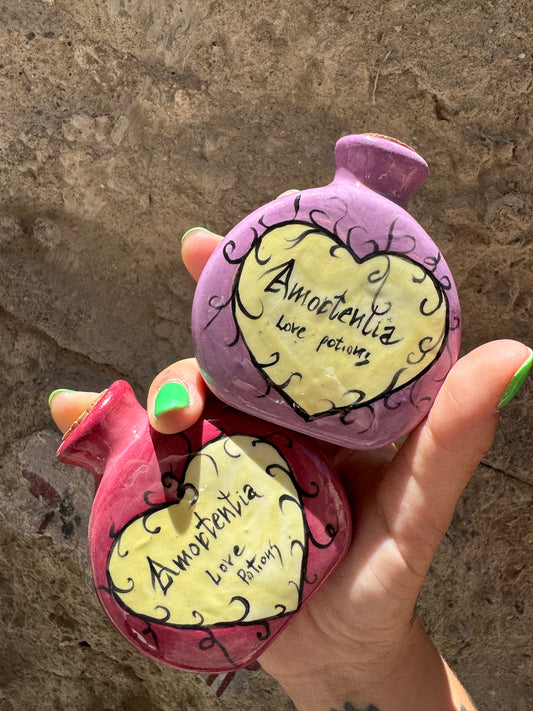 Piccole bottiglie di mini pozioni Oilloc2 con etichette colorate e contagocce, perfette per aromaterapia o oli essenziali.