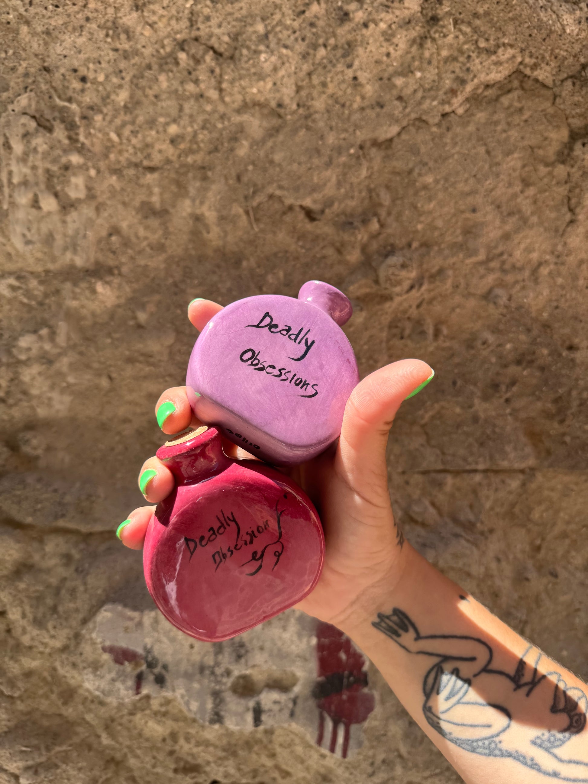 Piccole bottiglie di mini pozioni Oilloc2 con etichette colorate e tappo, perfette per aromaterapia o misture di oli essenziali