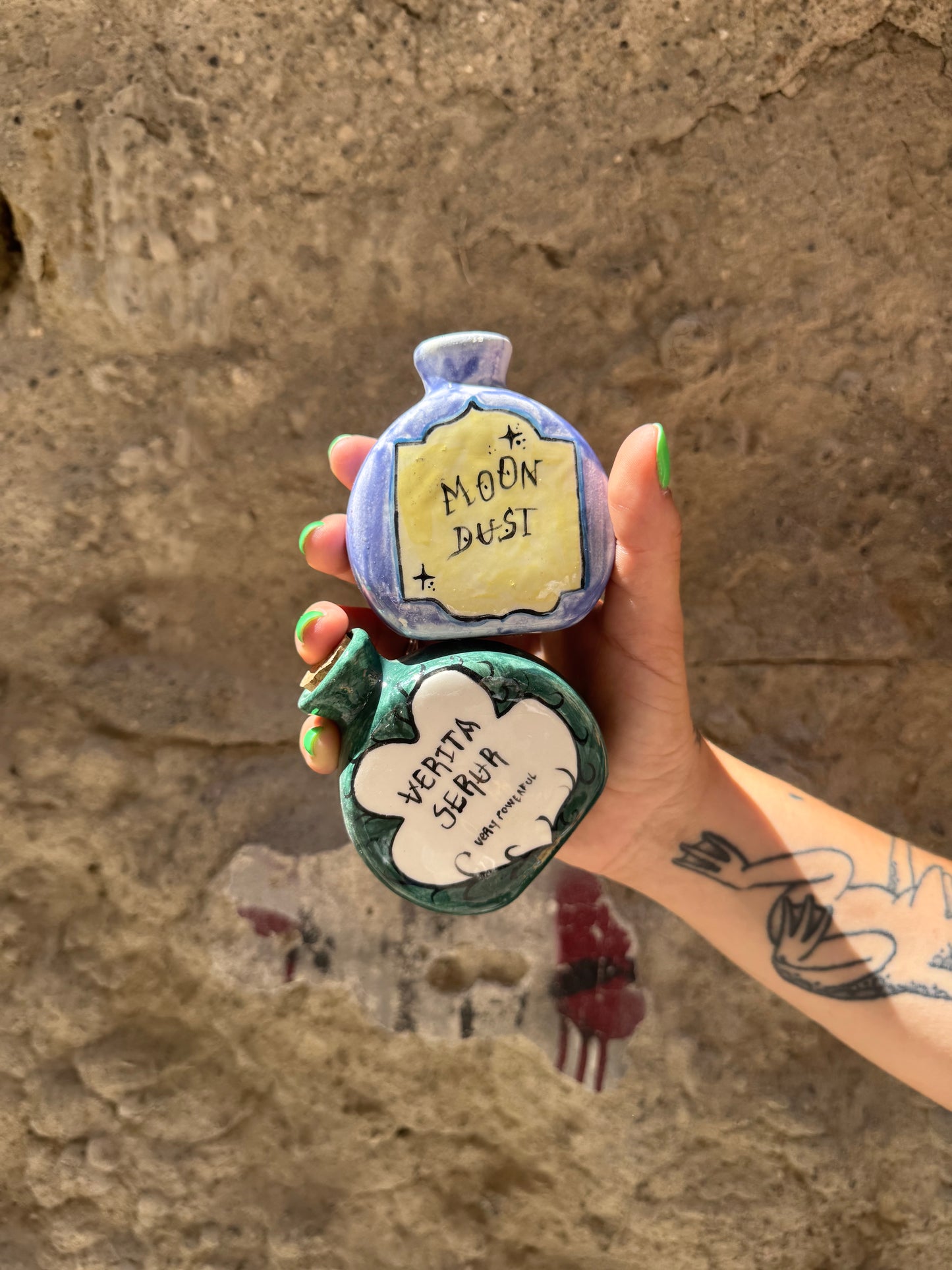 Mini bottiglie di Oilloc2, potioni in miniatura con etichette colorate, ideali per aromaterapia e utilizzo decorativo.