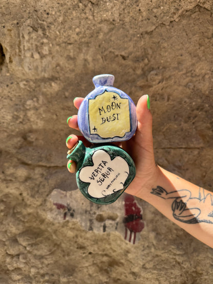 Mini bottiglie di Oilloc2, potioni in miniatura con etichette colorate, ideali per aromaterapia e utilizzo decorativo.