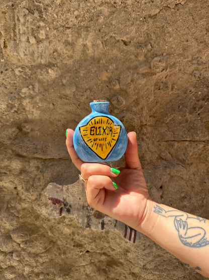 Mini pozioni Oilloc2 in bottigliette di vetro con etichette colorate, perfette per aromaterapia e oli essenziali.