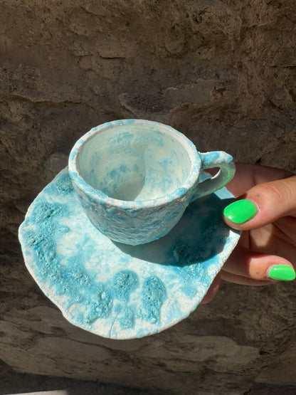 Tazzina Mare Oilloc2 in ceramica con decorazioni blu e bianco, vista frontale, perfetta per caffè o tè.