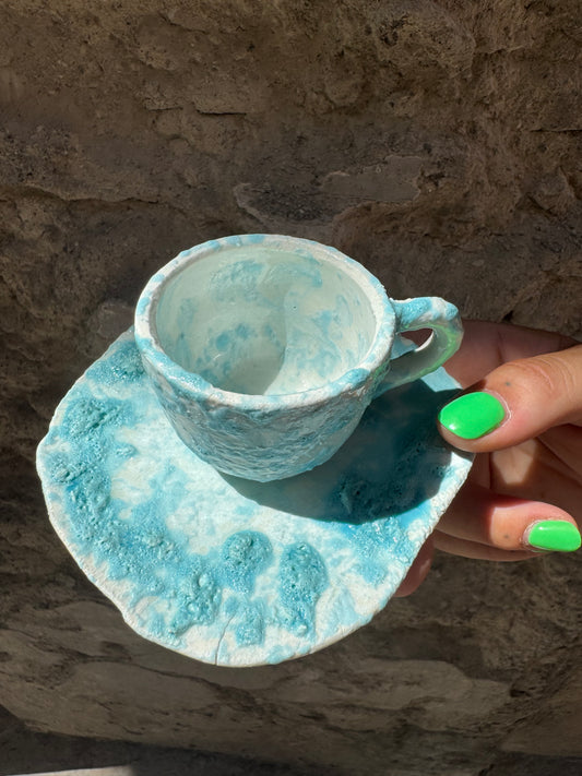 Tazzina Mare Oilloc2 in ceramica con decorazioni blu e bianco, vista frontale, perfetta per caffè o tè.