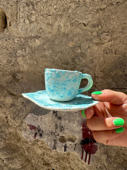 Tazzina Mare Oilloc2, ceramica blu con decorazioni marine, visibile con dettagli delle onde e motivi marini sulla superficie.