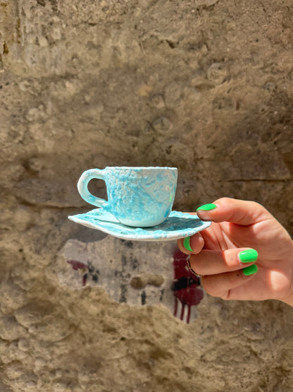 Tazzina Mare di Oilloc2, ceramica bianca con decorazioni blu e motivo marino, vista dall'alto.