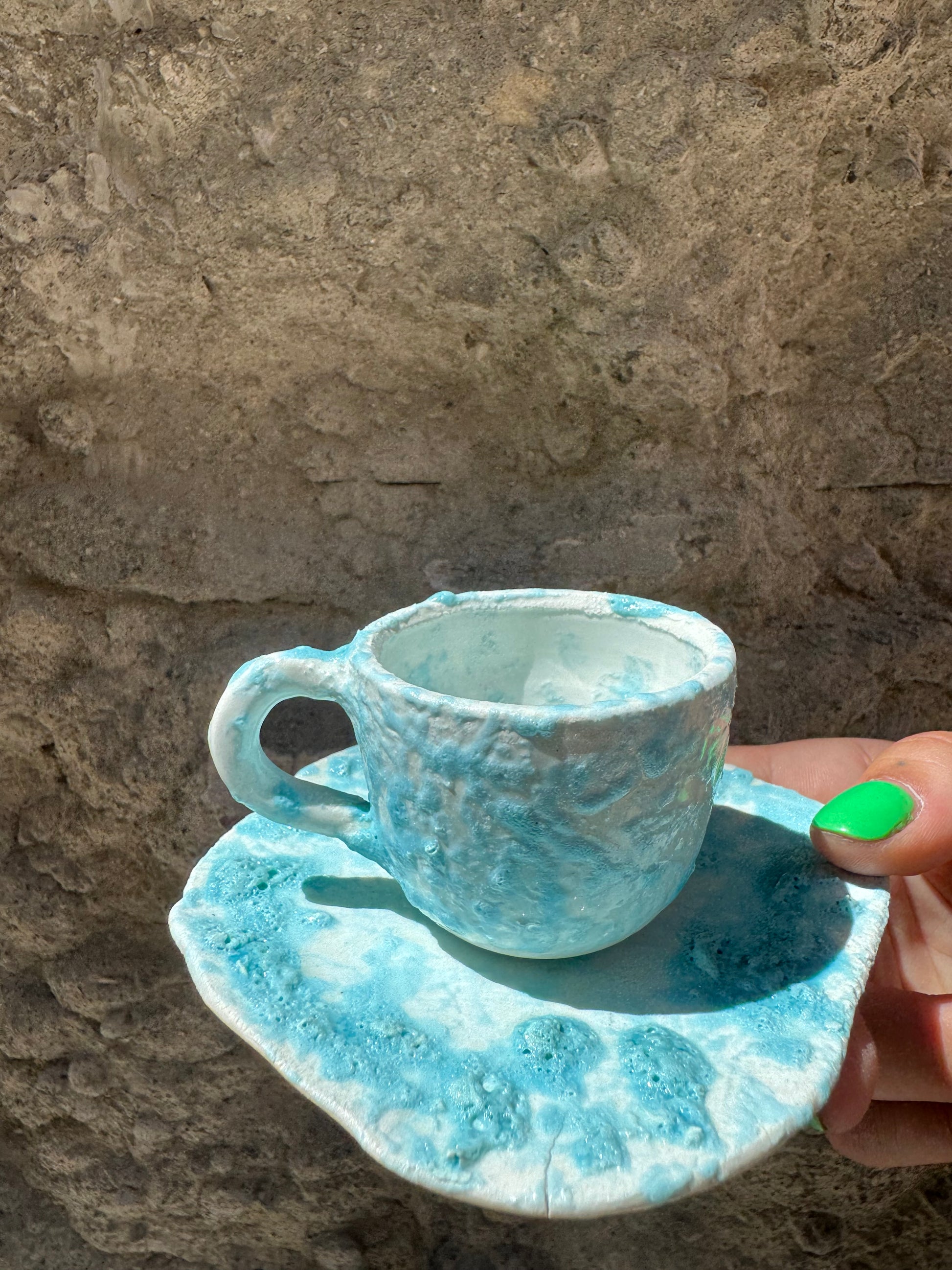 Tazzina Mare Oilloc2 in ceramica bianca con decorazioni blu, vista frontale su sfondo neutro.