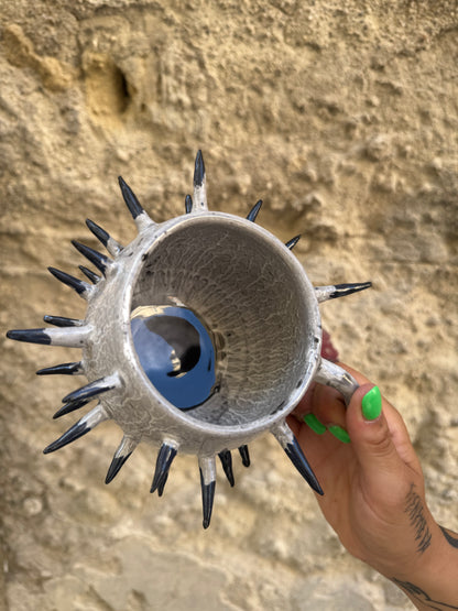 Tazza Mina di Oilloc2 in ceramica bianca con manico, decorata con motivi artistici colorati.