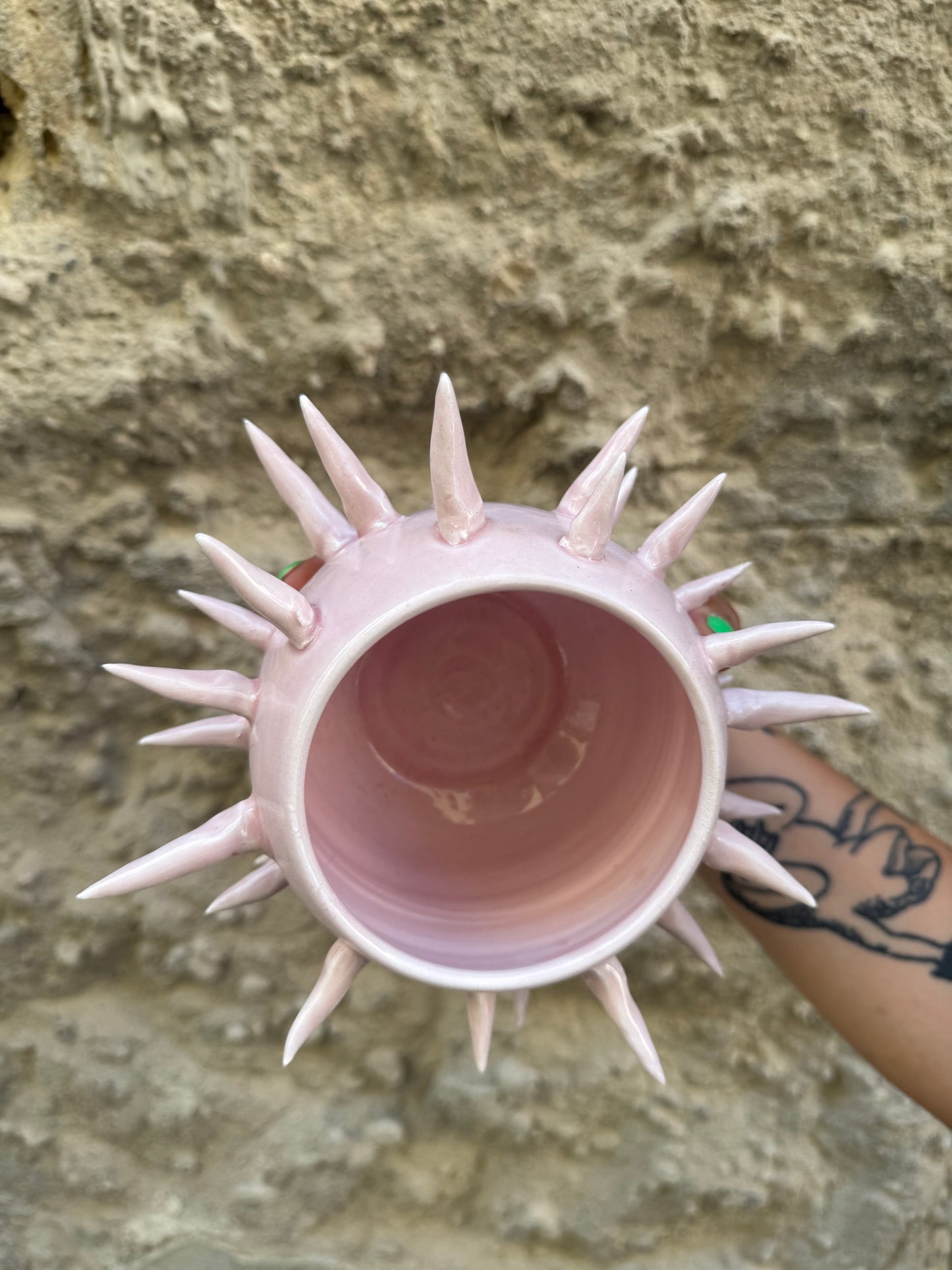 Vaso Mina Rosa di Oilloc2 in ceramica con finitura rosa, elegante e decorativo per la casa.