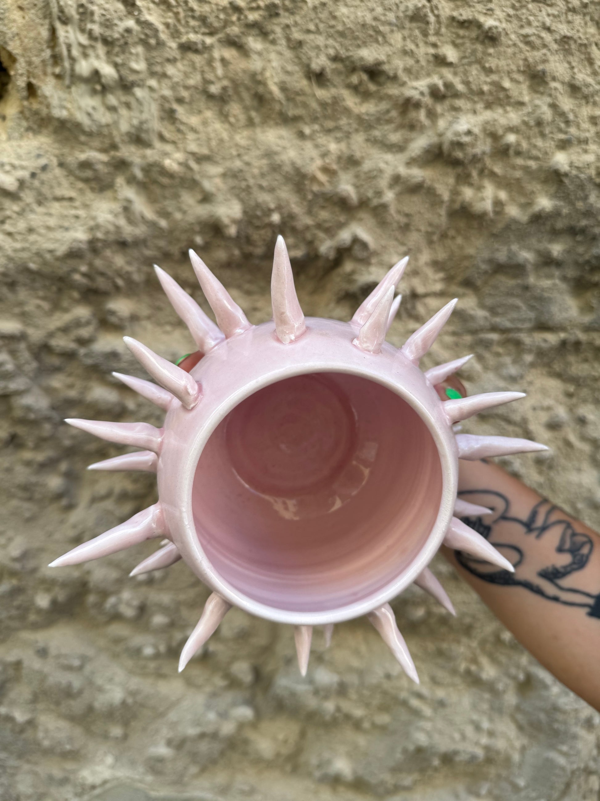 Vaso Mina Rosa di Oilloc2 in ceramica con finitura rosa, elegante e decorativo per la casa.