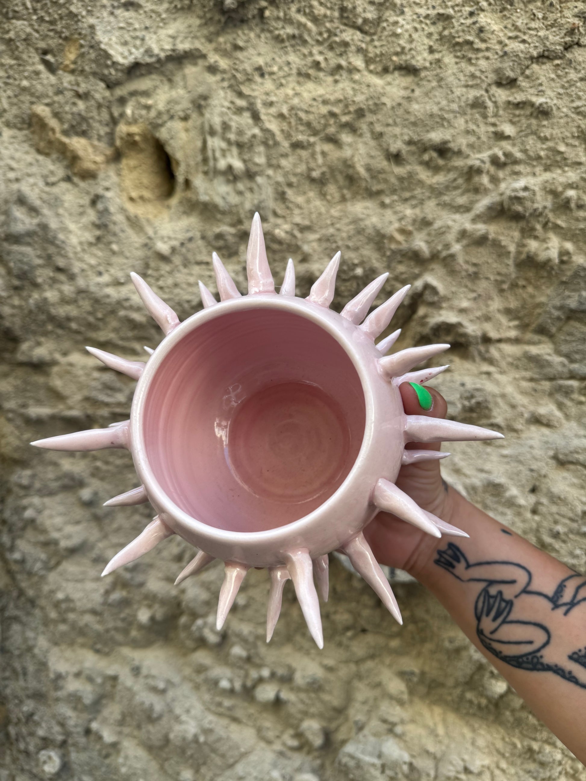 Vaso Mina Rosa di Oilloc2, elegante vaso in ceramica con finitura rosa, ideale per decorazioni floreali.