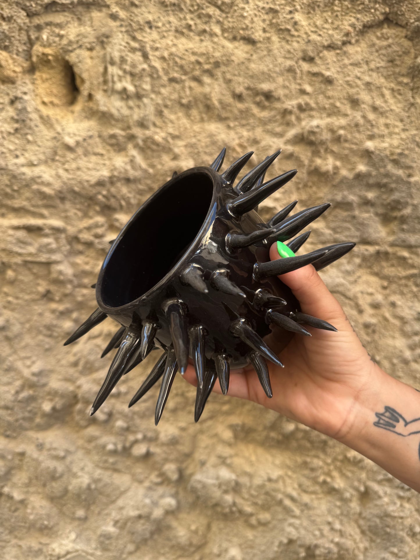Vaso Mina Nero di Oilloc2 in ceramica nera con forma elegante e moderna, visibile in primo piano.