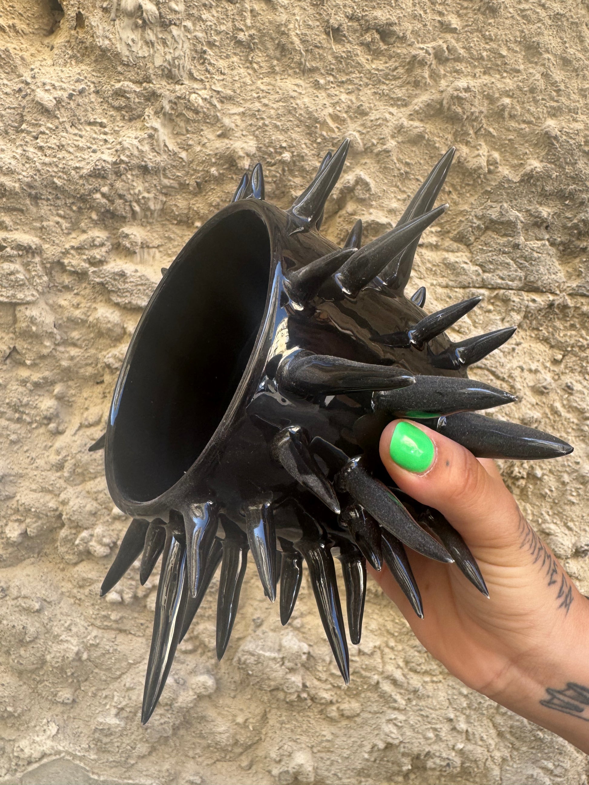Vaso Mina Nero di Oilloc2, ceramica nera con design elegante, visibile con forma e superficie lucida.