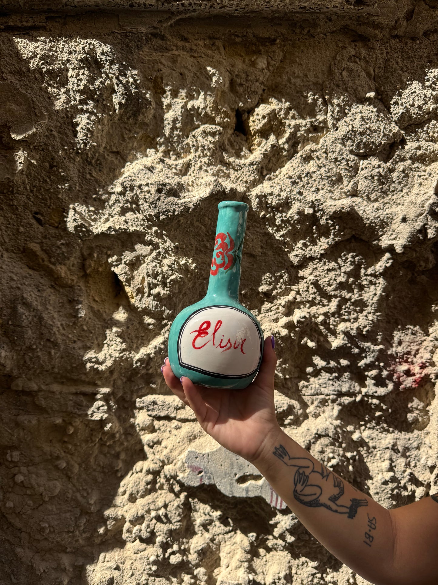 Flacone di Elisir D'Amore Oilloc2 con etichetta elegante, mostra il prodotto in un contenitore di vetro con contagocce.