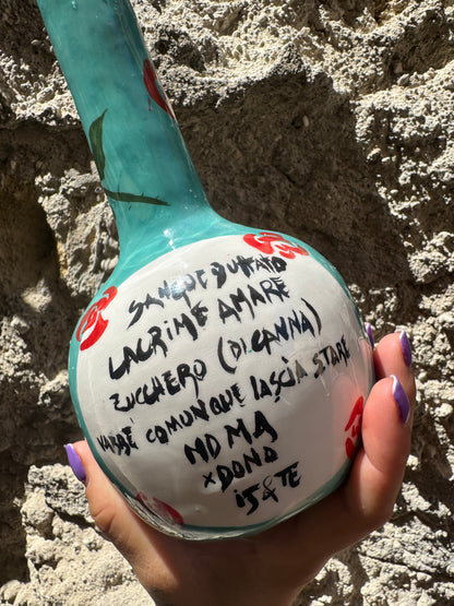 Elisir D'Amore Oilloc2 in bottiglia con etichetta elegante, prodotto per il benessere e la salute naturale.