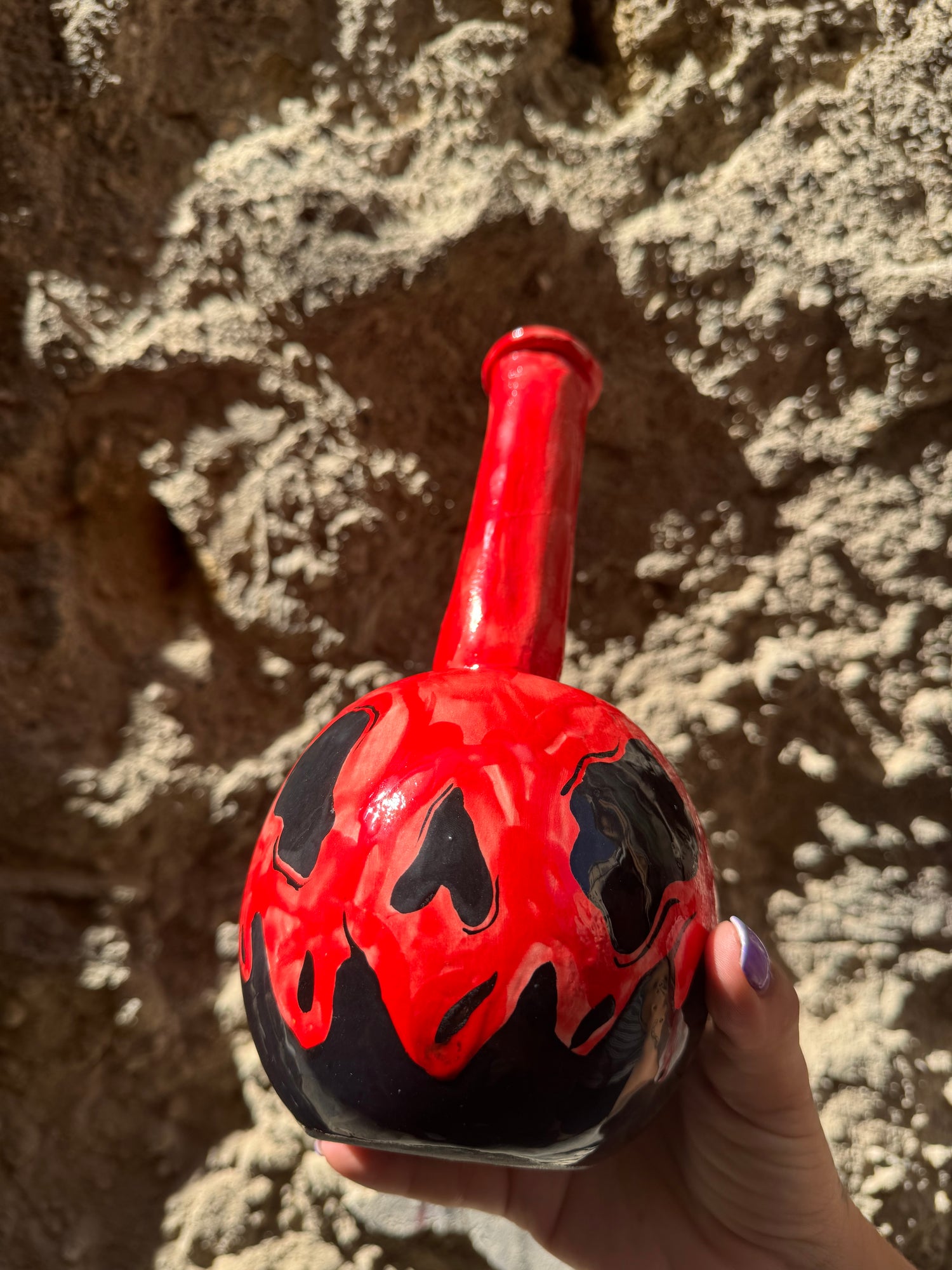 Bottiglia di pozione Oilloc2 in vetro con tappo, decorativa e misteriosa, su sfondo neutro.