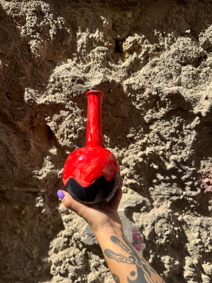 Bottiglia di pozione Oilloc2 in vetro con tappo, decorativa e misteriosa, su sfondo neutro.