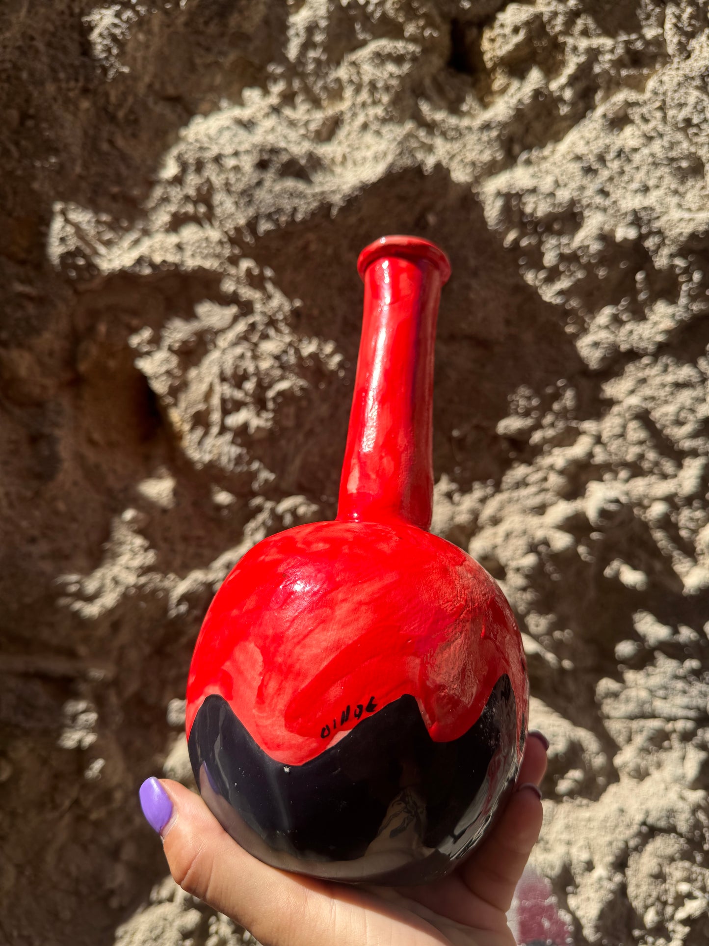 Bottiglia di pozione in vetro con etichetta decorativa, marca Oilloc2, ideale come elemento decorativo magico o da collezione.