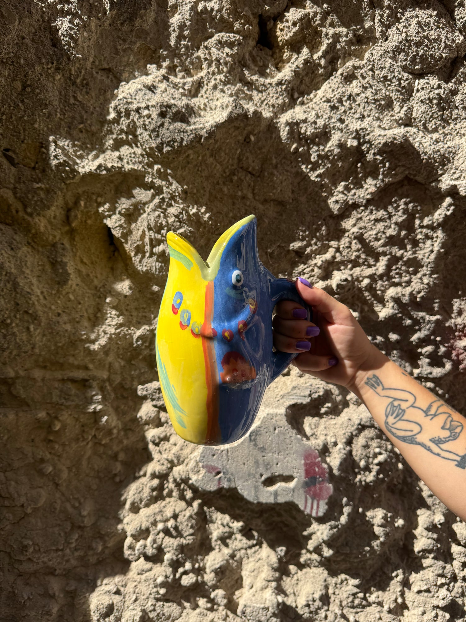 Brocca in ceramica a forma di pesce Oilloc2, decorativa e funzionale, con dettagli realistici e finitura lucida.