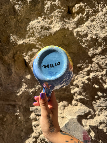 Brocca Pesce Oilloc2 in ceramica con decorazione a tema marino, visibile con dettagli di pesci e motivi blu e bianco.