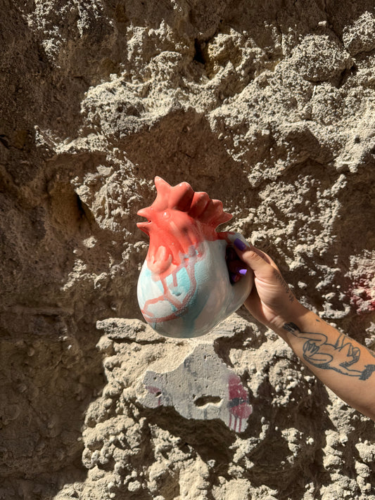 Brocca Gallo Oilloc2 in ceramica con design a gallo, bianca e decorata, ideale per bevande o decorazioni.