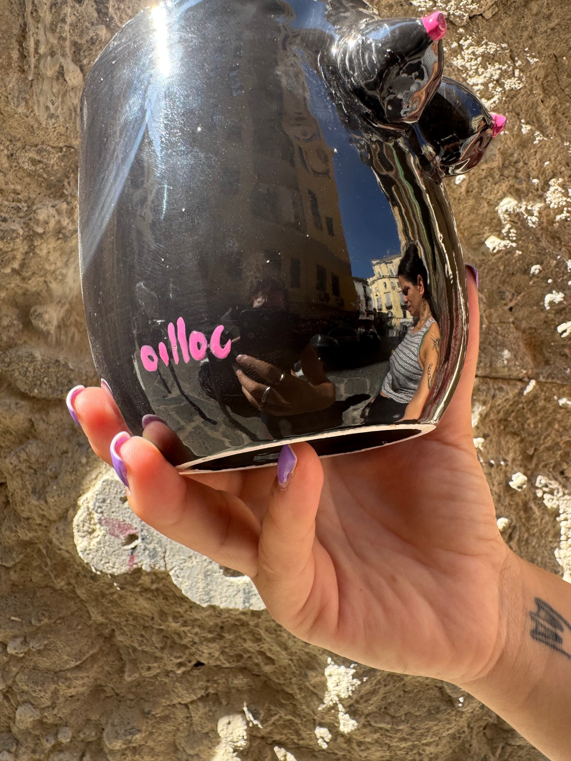 Vaso Boobs Nero di Oilloc2, decorativo in ceramica a forma di seni femminili, nero lucido.