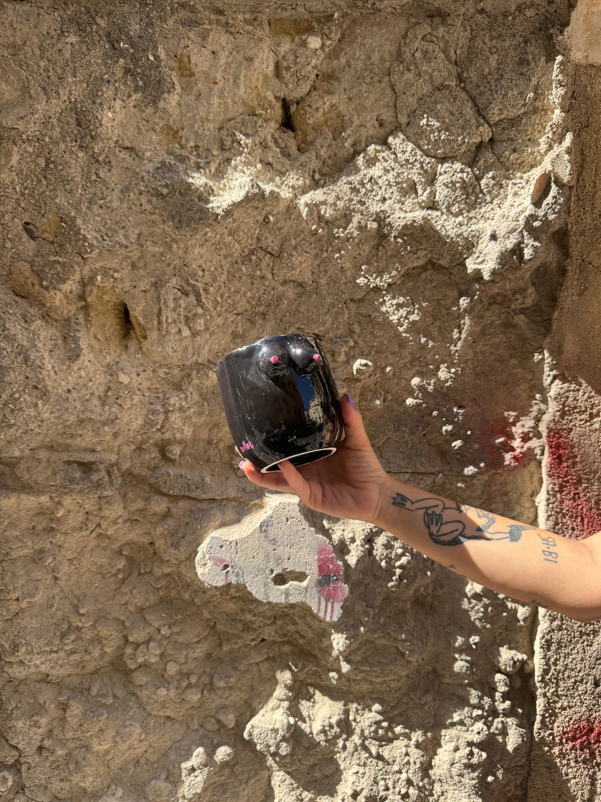Vaso nero a forma di seni Boobs di Oilloc2, decorativo in ceramica con dettagli realistici e superficie liscia.