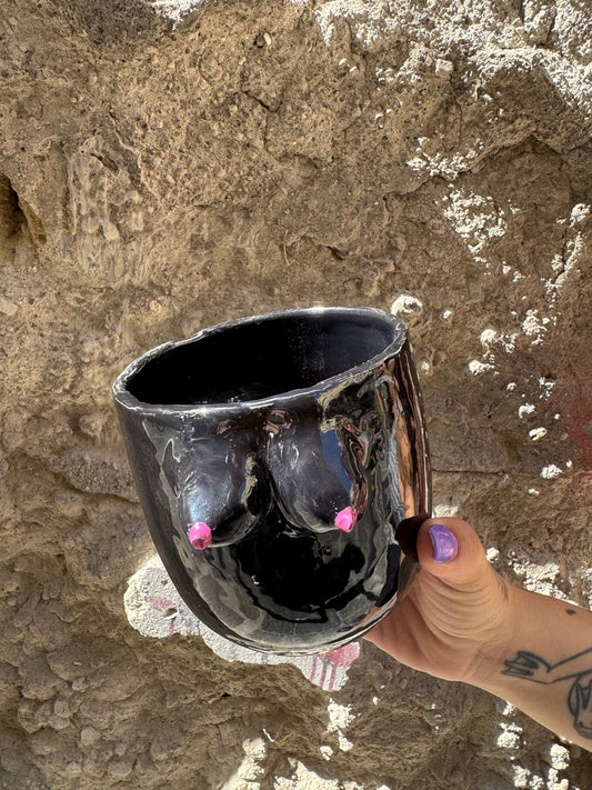 Vaso nero a forma di seni femminili, design originale di Oilloc2, decorativo e moderno.