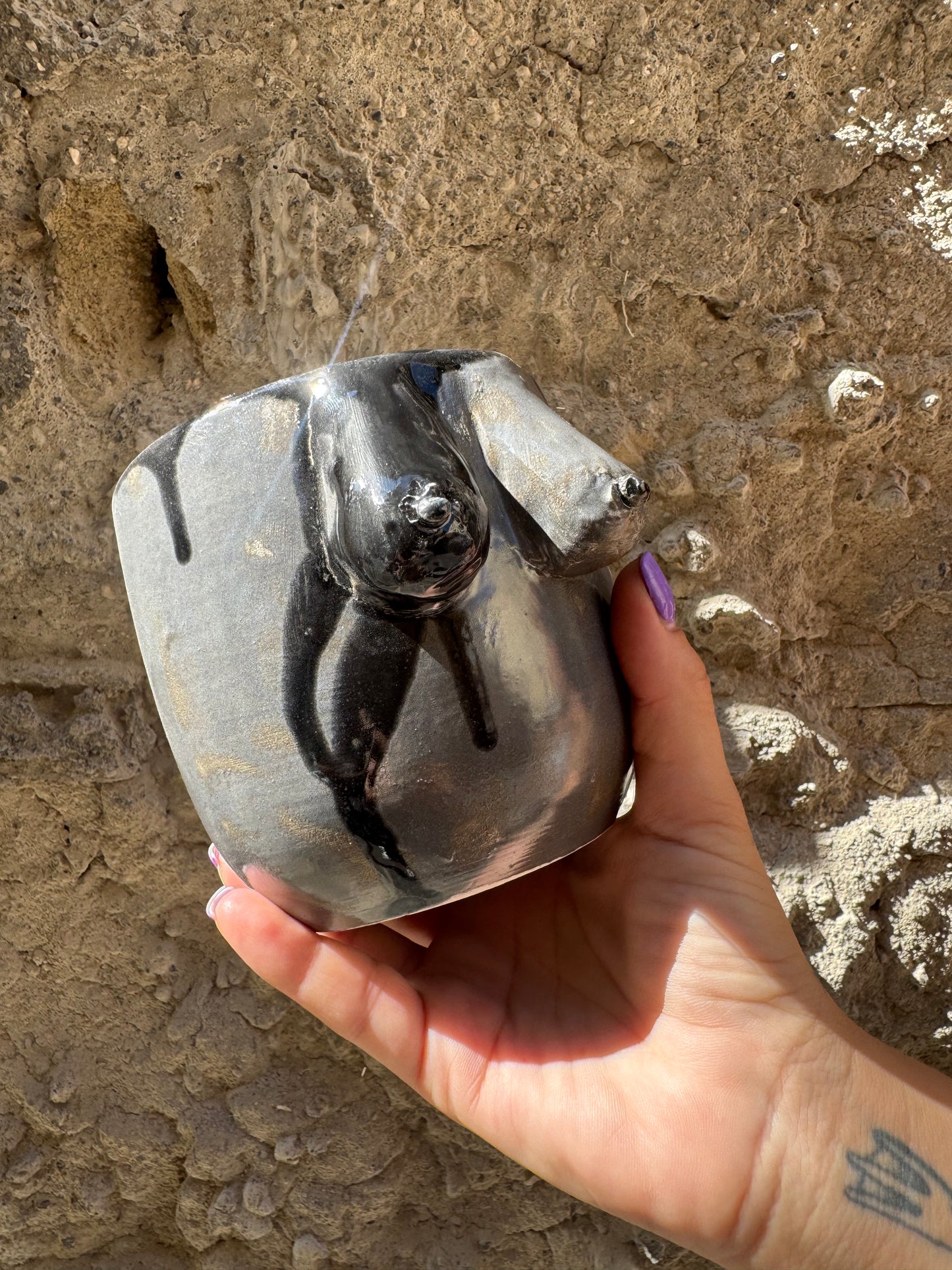 Vaso Boobs grigio di Oilloc2, decorativo in ceramica a forma di seni femminili, su sfondo neutro.